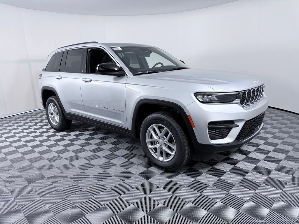 New 2025 Jeep Grand Cherokee Laredo image 2