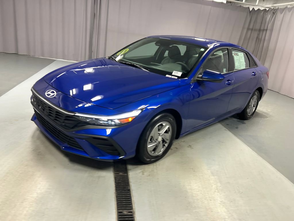 Used 2025 Hyundai Elantra SE image 3