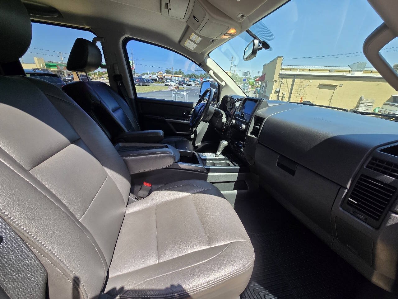 Used 2015 Nissan Titan SV w/ SV Value Truck Package AWD/4WD image 13
