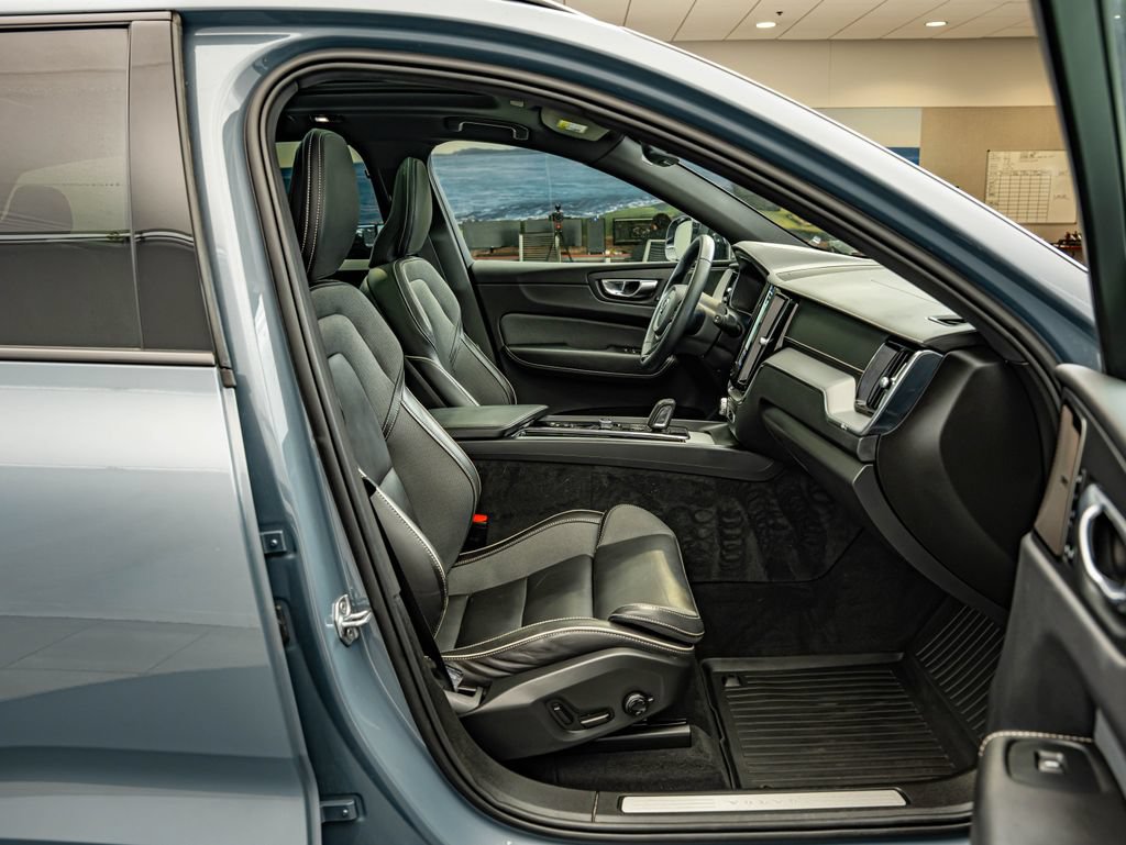 Used 2022 Volvo XC60 B5 R-Design w/ Advanced Package AWD/4WD image 39