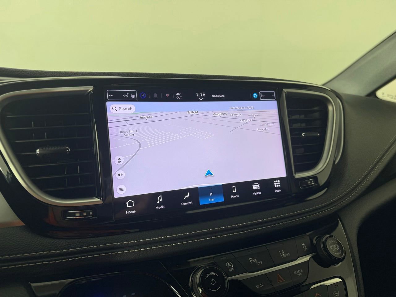 Used 2025 Chrysler Pacifica Limited FWD image 25