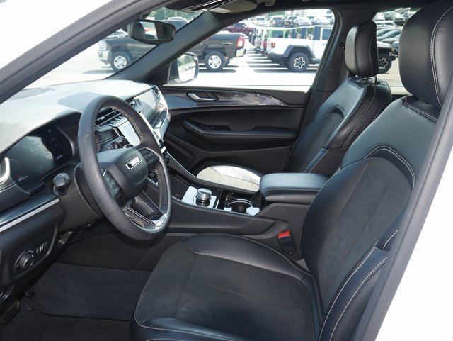 Used 2023 Jeep Grand Cherokee Altitude image 2