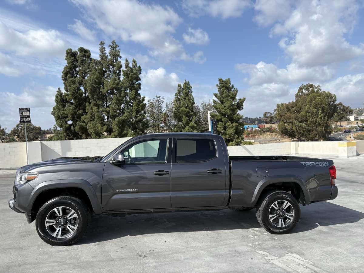 Used 2017 Toyota Tacoma TRD Sport image 10
