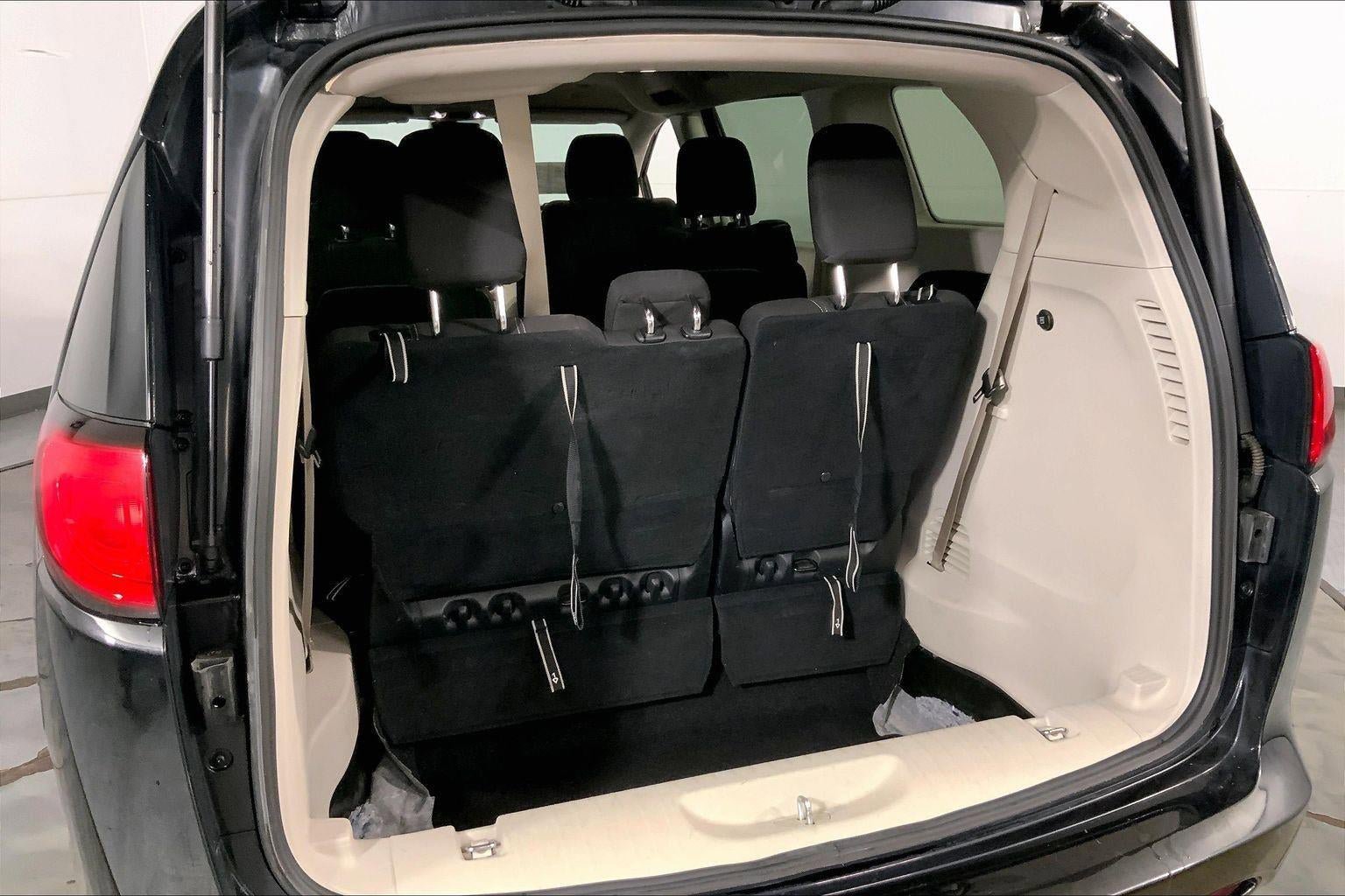 Used 2023 Chrysler Voyager LX image 4
