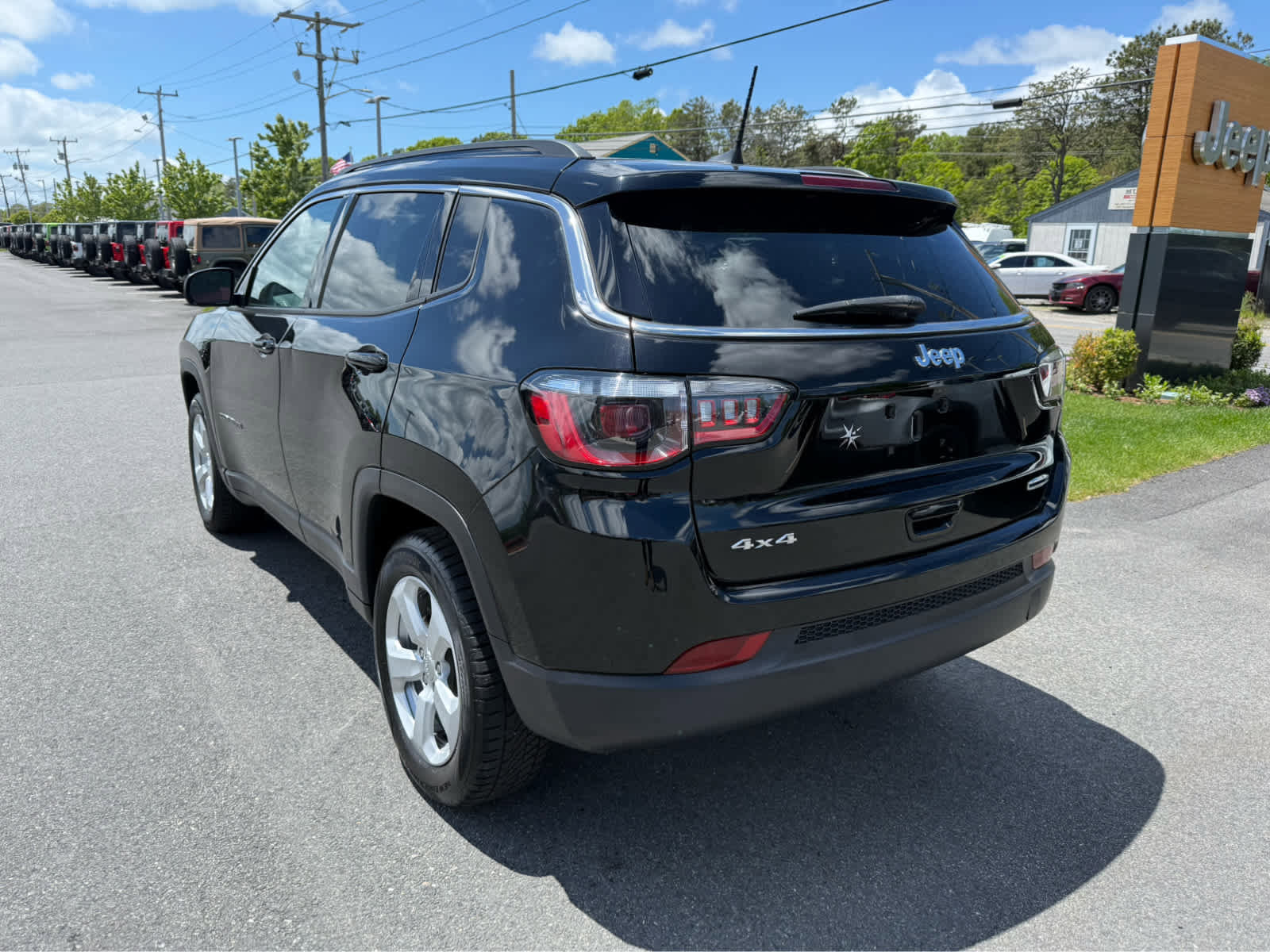 Used 2021 Jeep Compass Latitude w/ Sun and Sound Group AWD/4WD image 5
