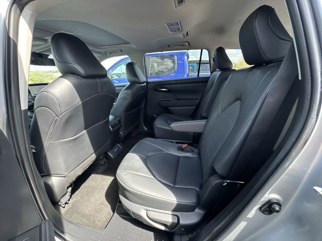 Used 2025 Toyota Highlander XLE AWD/4WD image 29