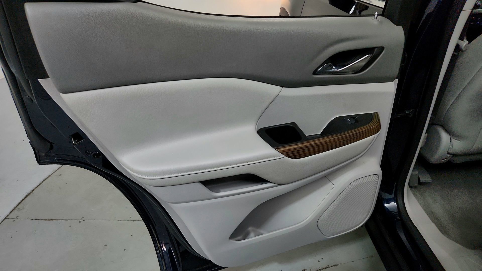 Used 2017 GMC Acadia SLE FWD image 22