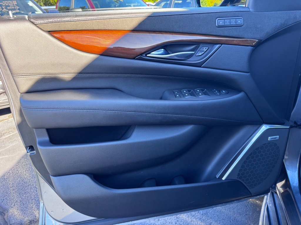 Used 2020 Cadillac Escalade Luxury AWD/4WD image 24