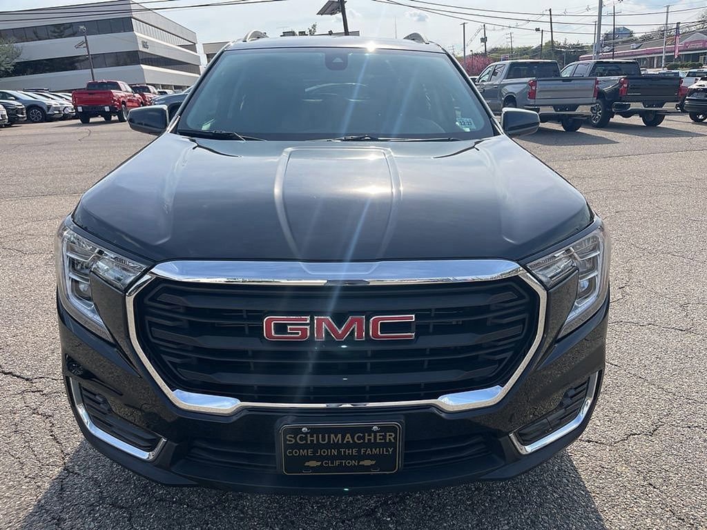 Used 2022 GMC Terrain SLE w/ Driver Convenience Package image 2