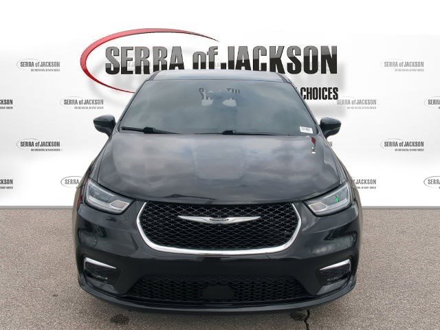 Used 2023 Chrysler Pacifica Touring-L image 3