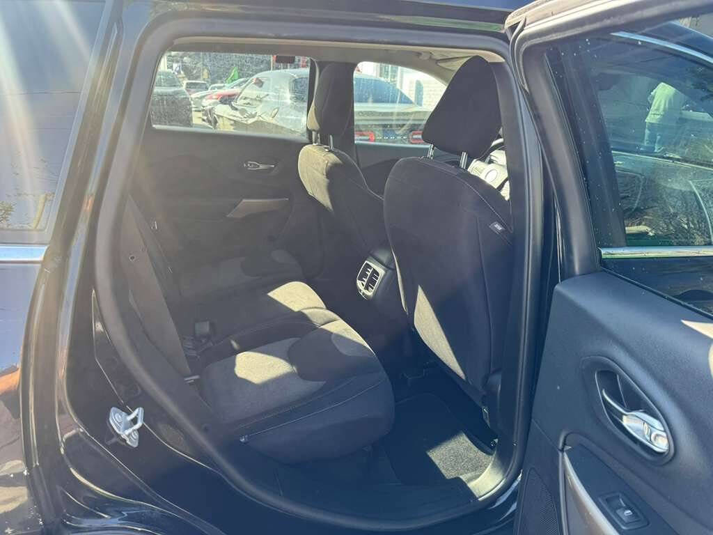 Used 2018 Jeep Cherokee Latitude image 12