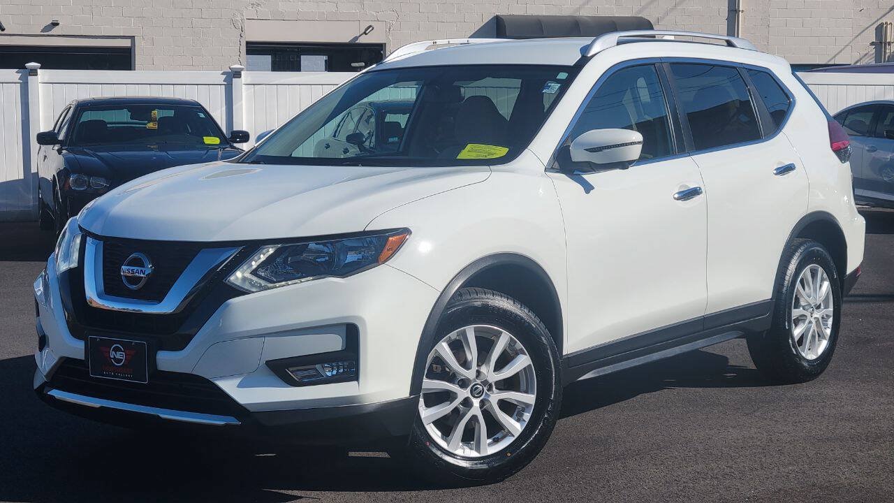 Used 2017 Nissan Rogue SV w/ SV Premium Package AWD/4WD image 2