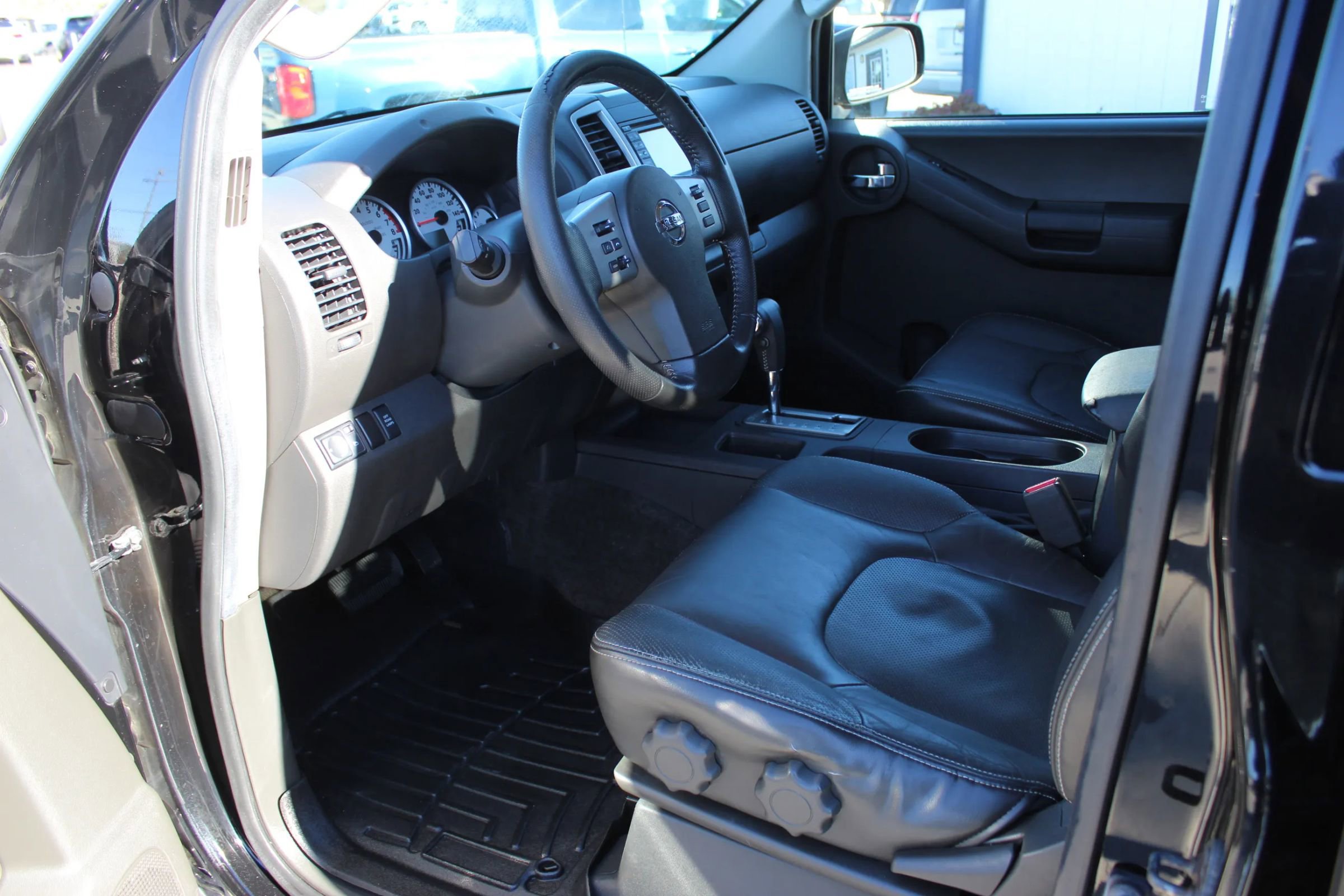 Used 2013 Nissan Xterra PRO-4X w/ Pro-4x Leather Pkg image 12