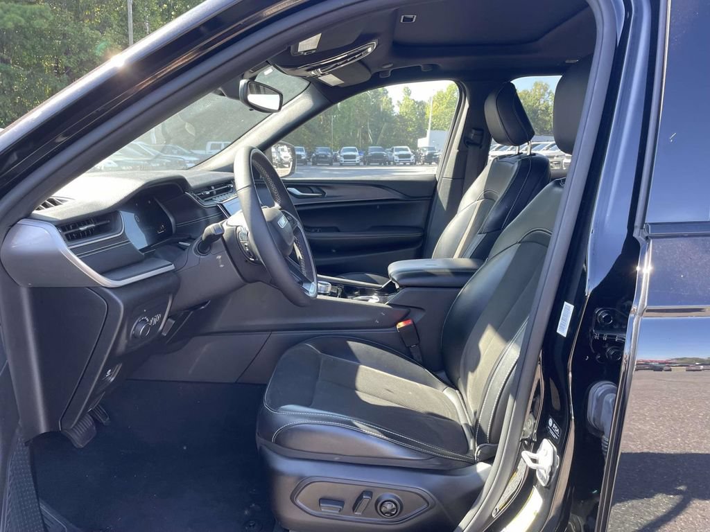 Used 2023 Jeep Grand Cherokee Altitude AWD/4WD image 23
