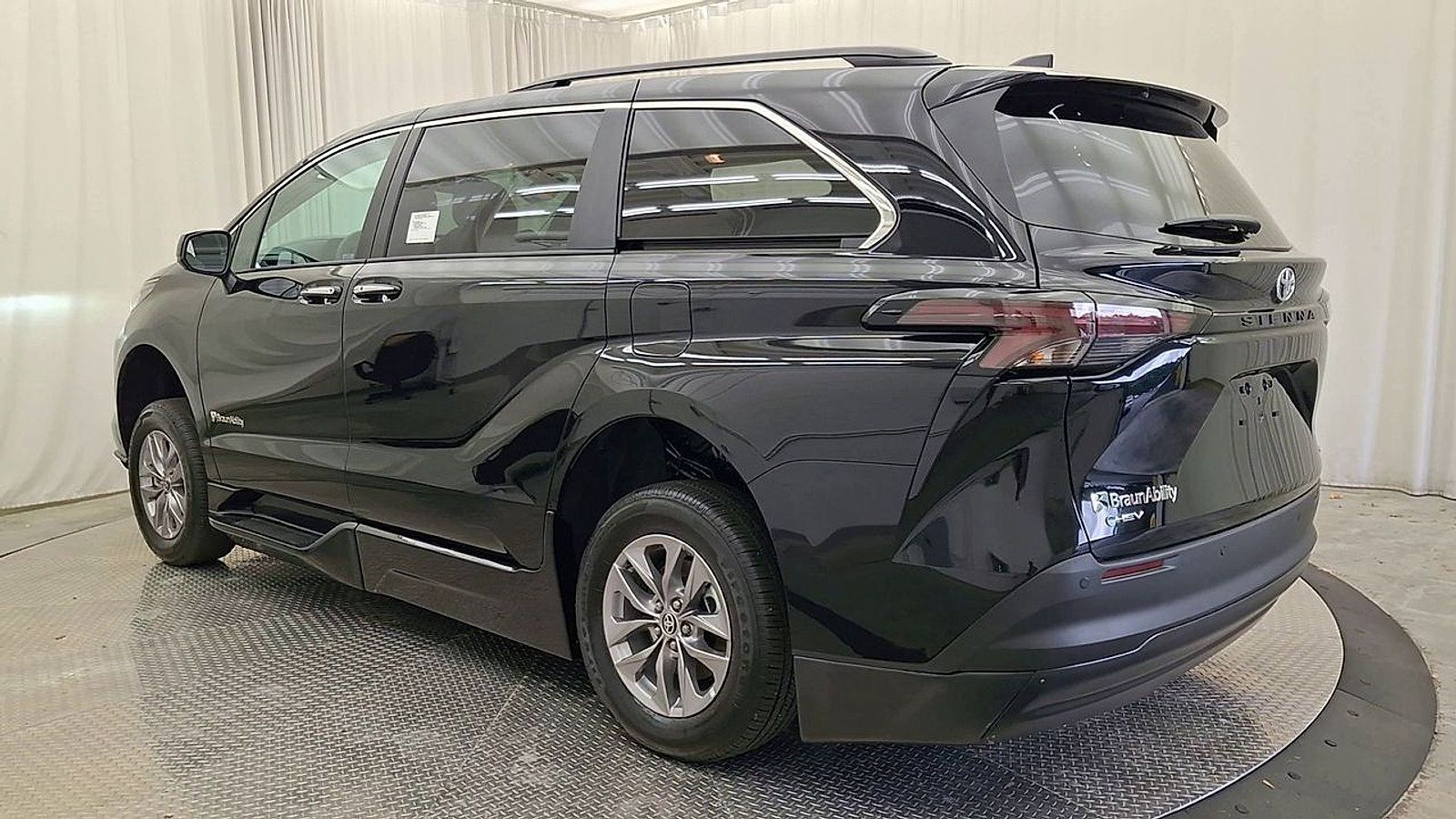 Used 2026 Toyota Sienna XLE FWD image 12