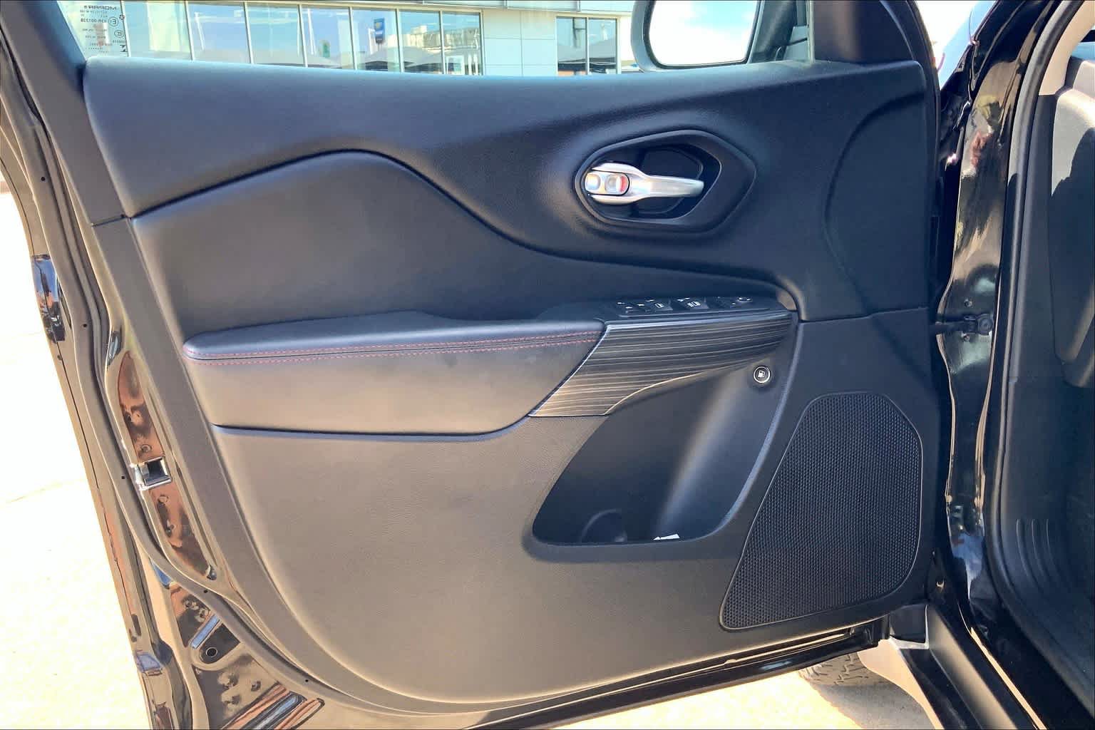 Used 2017 Jeep Cherokee Trailhawk w/ Comfort/Convenience Group AWD/4WD image 25