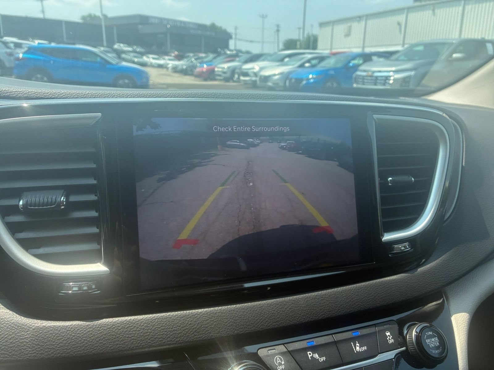 Used 2024 Chrysler Pacifica Touring-L FWD image 19
