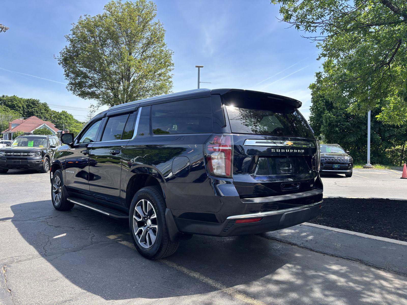 Used 2021 Chevrolet Suburban LT AWD/4WD image 3