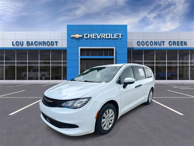 Used 2021 Chrysler Voyager L image 4