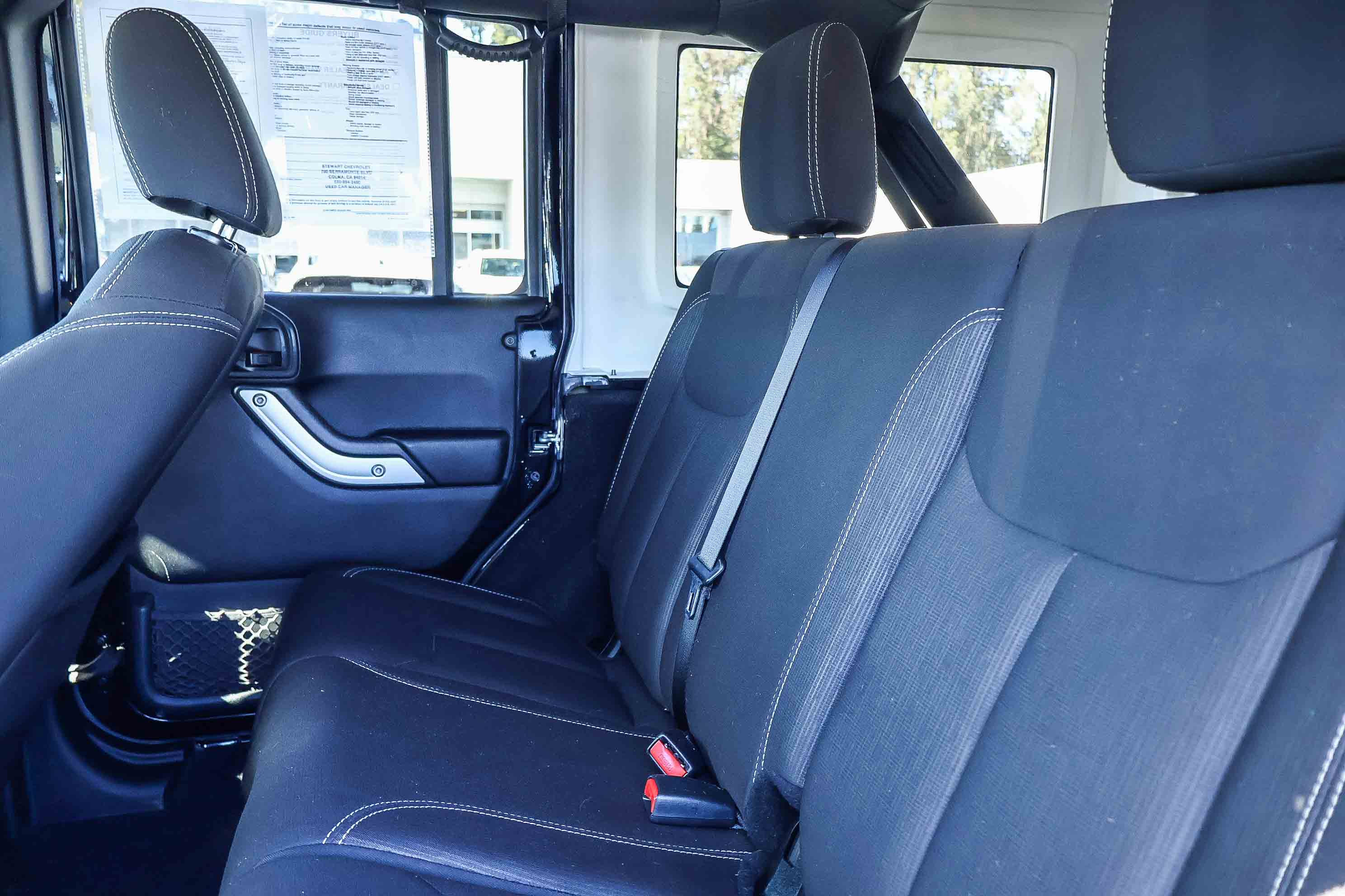 Used 2016 Jeep Wrangler Unlimited Sahara w/ Connectivity Group image 12