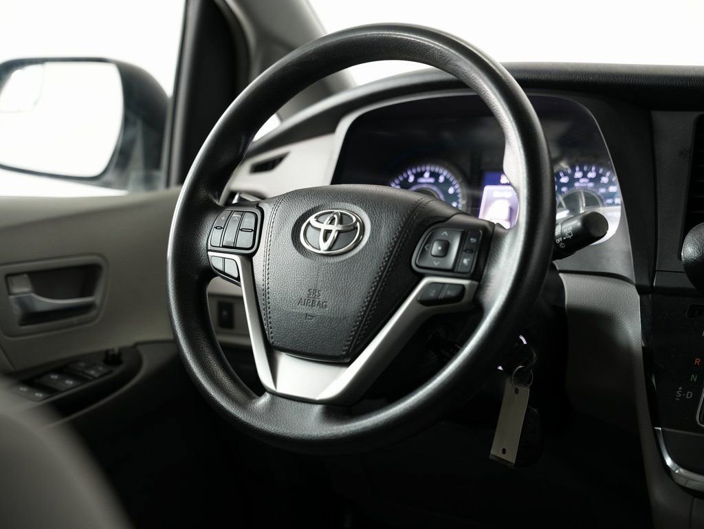 Used 2018 Toyota Sienna LE w/ Carpet Mat Package image 11