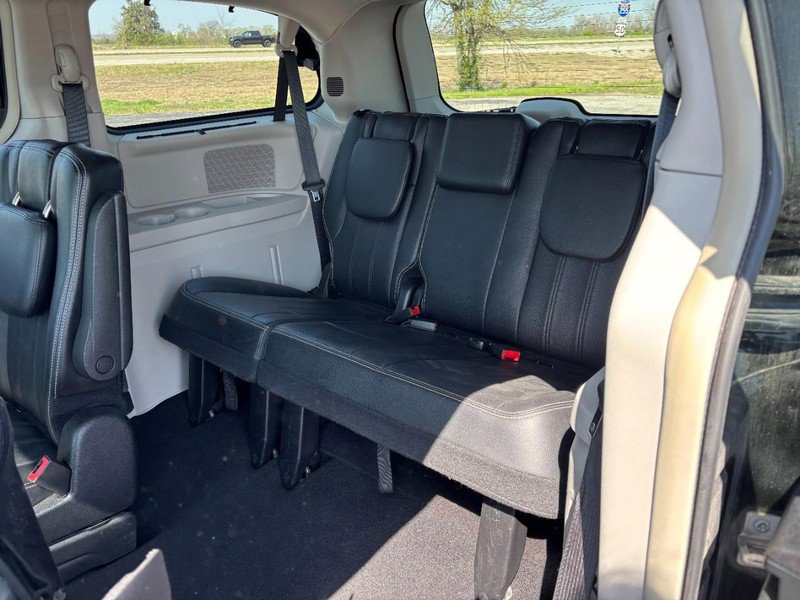 Used 2016 Chrysler Town & Country Touring-L image 10