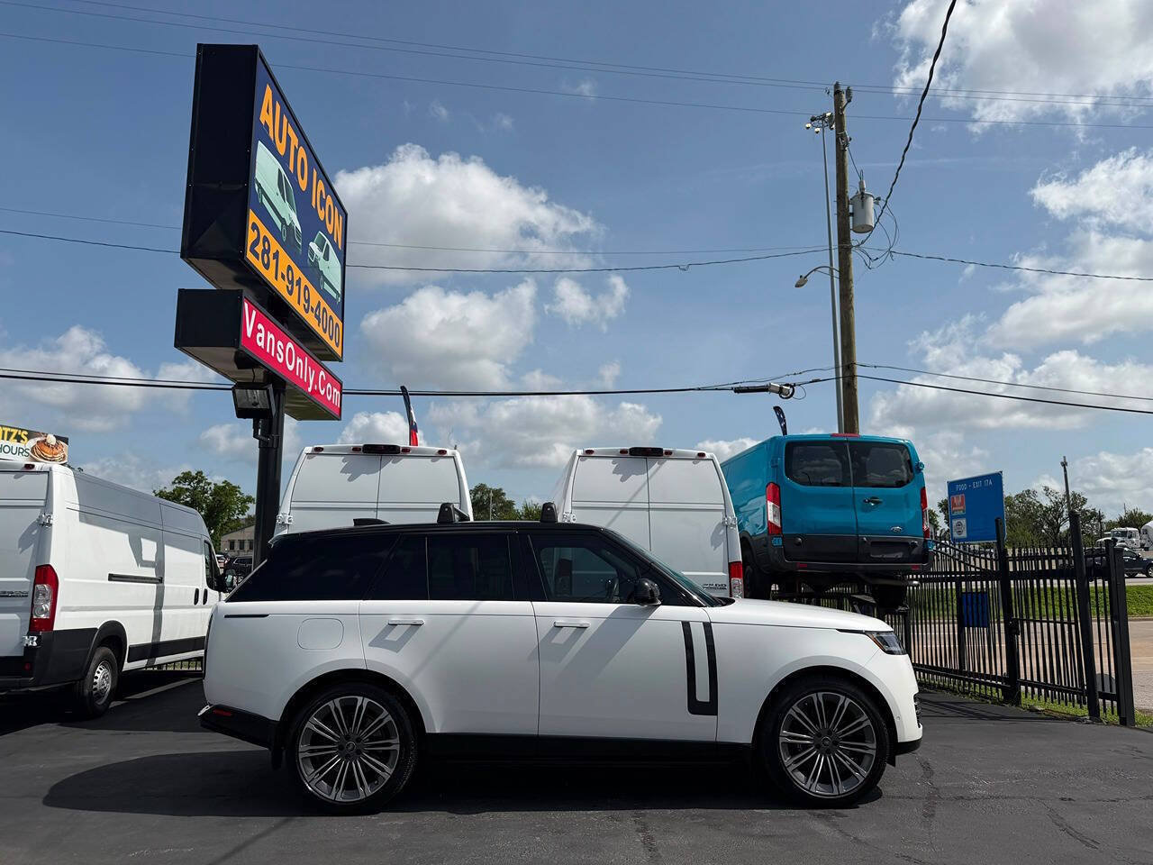 Used 2025 Land Rover Range Rover SE AWD/4WD image 3