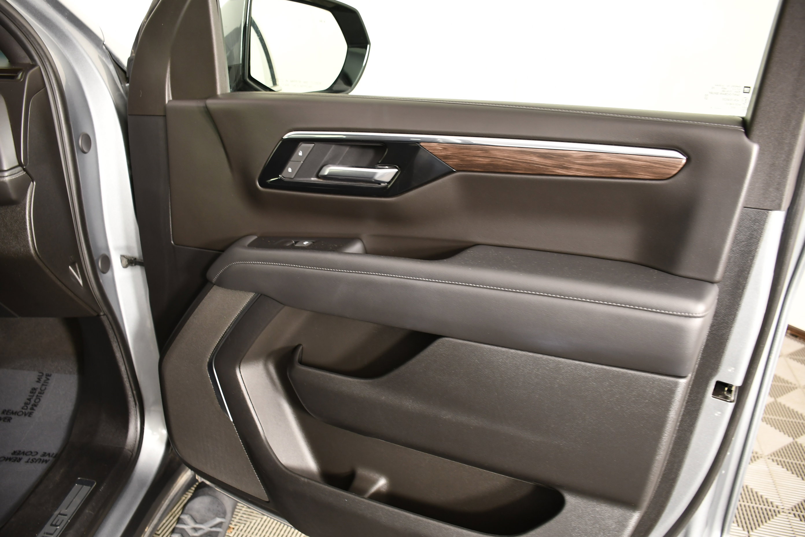 Used 2025 Chevrolet Tahoe Z71 AWD/4WD image 43