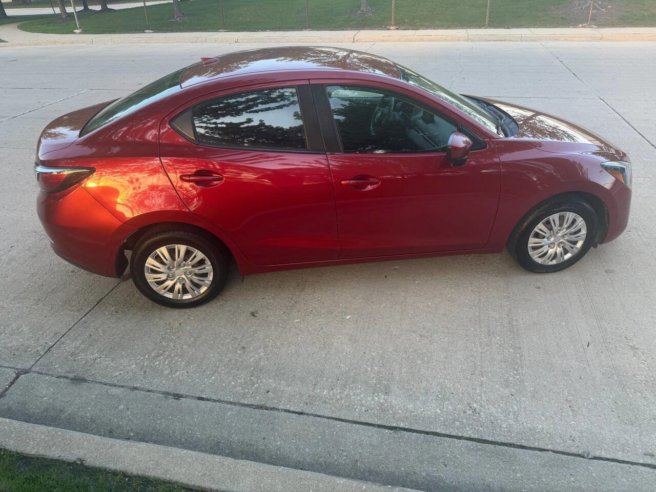 Used 2019 Toyota Yaris L FWD image 28