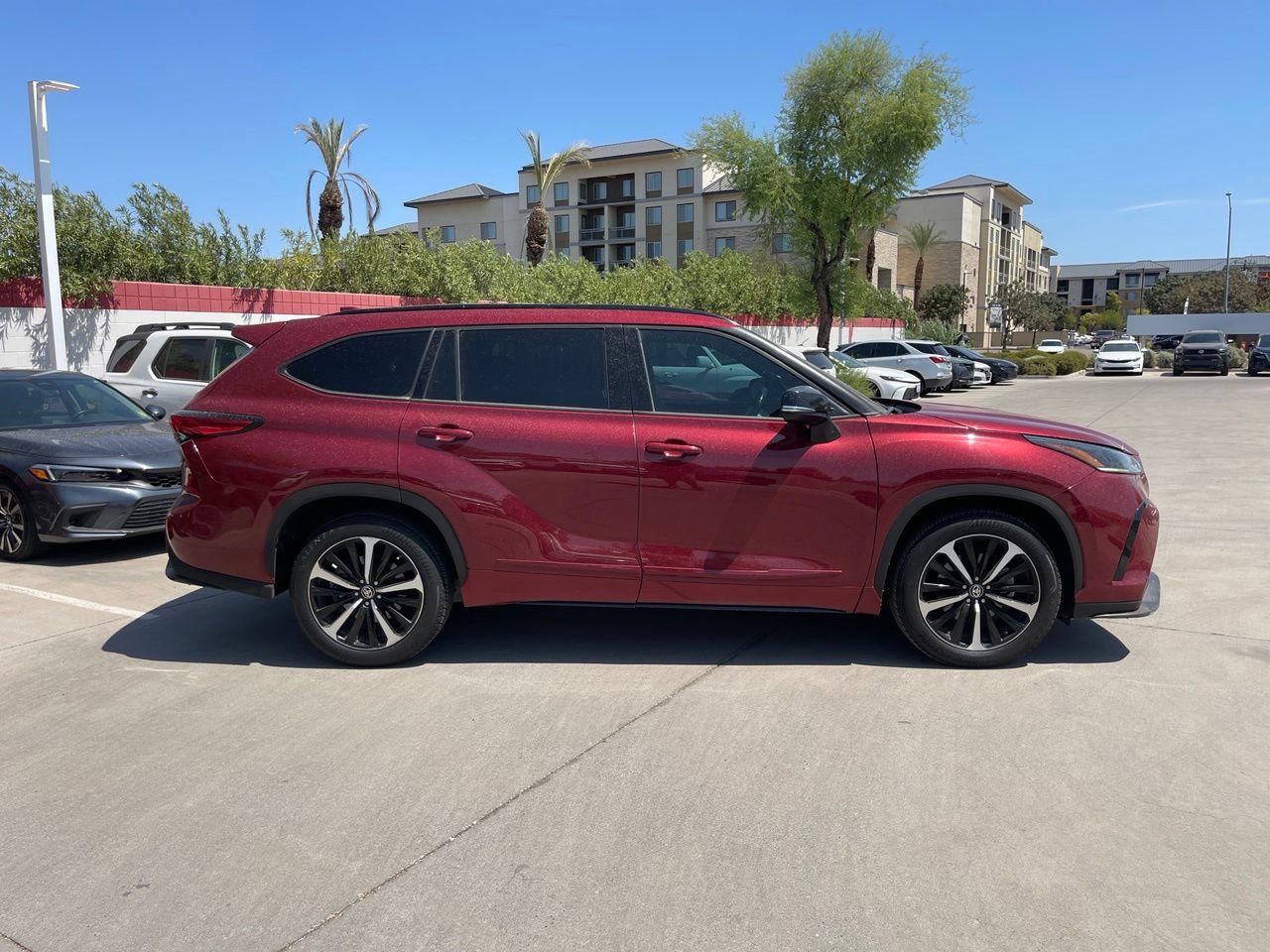 Used 2021 Toyota Highlander XSE FWD image 3
