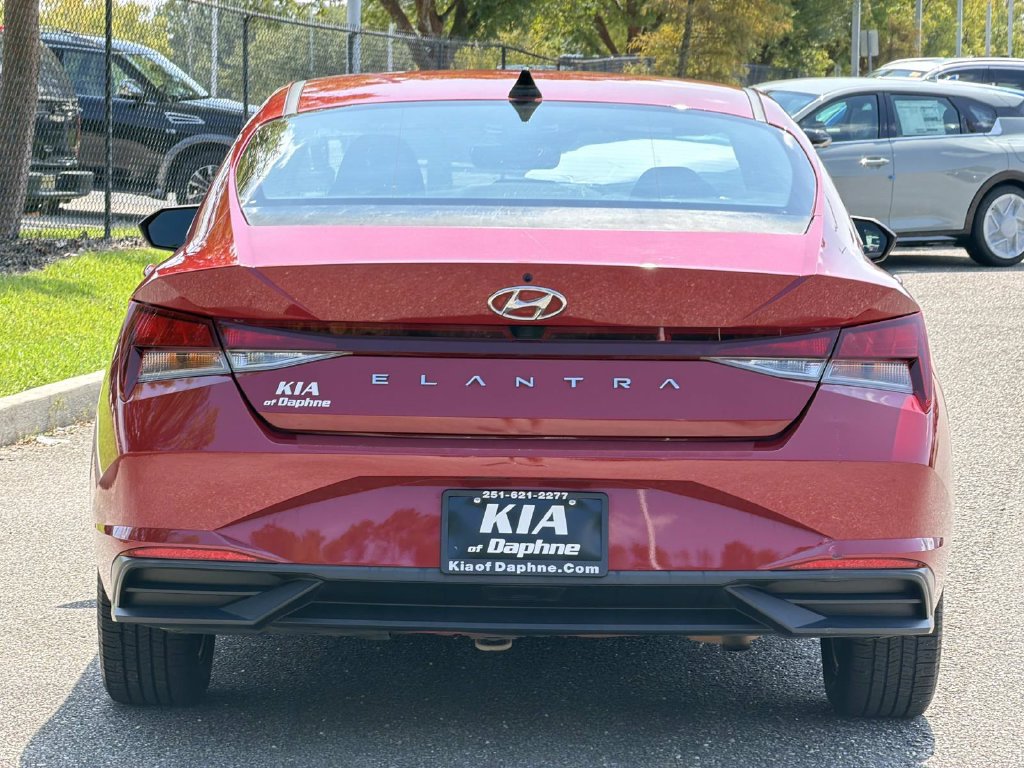 Used 2022 Hyundai Elantra SEL w/ Convenience Package FWD image 5