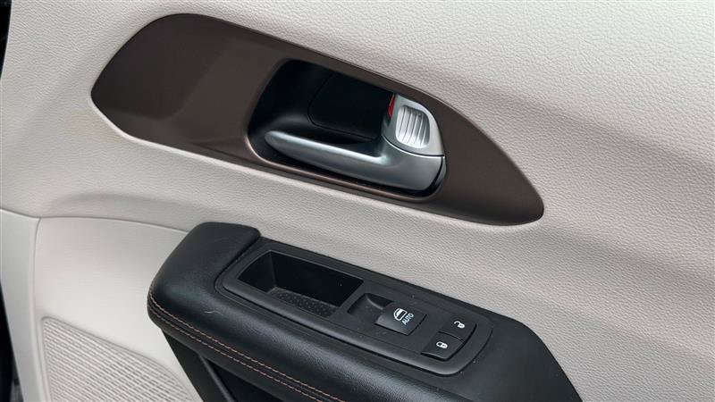 Used 2018 Chrysler Pacifica Touring-L FWD image 33