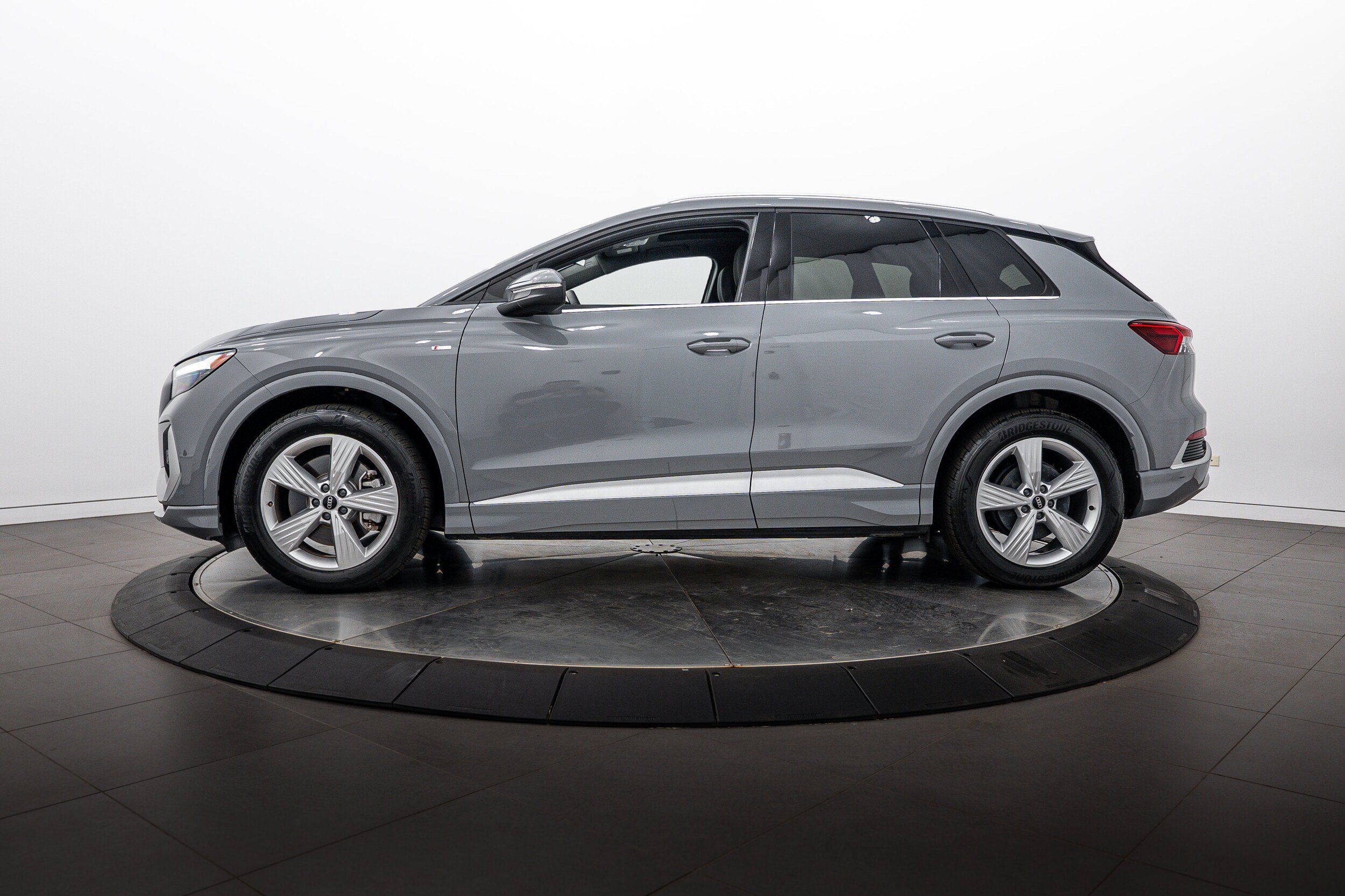 Certified 2025 Audi Q4 e-tron Premium w/ Convenience Package AWD/4WD image 6