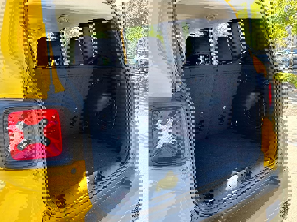 Used 2023 Jeep Renegade Latitude w/ Premium Group image 32