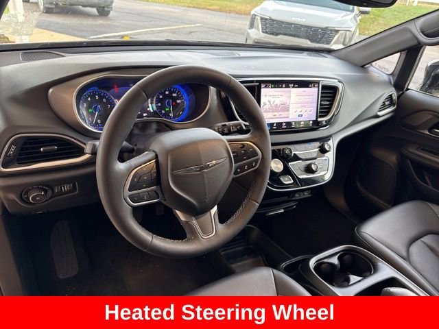Used 2025 Chrysler Pacifica Select FWD image 16