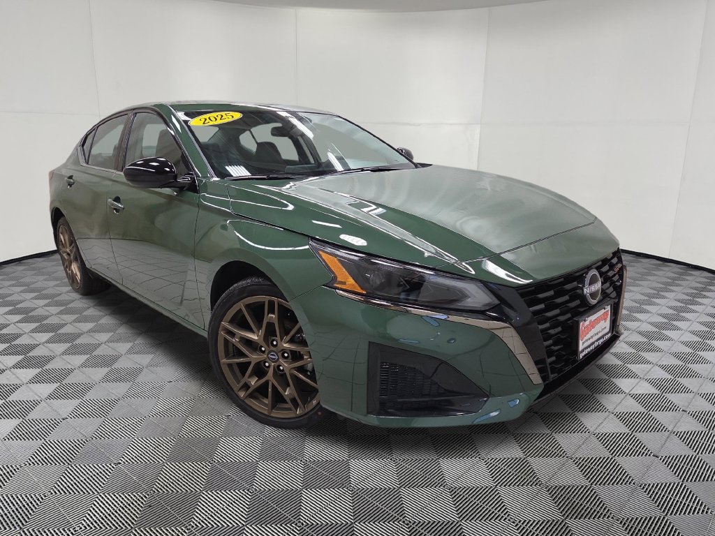Used 2025 Nissan Altima 2.5 SR AWD/4WD image 3