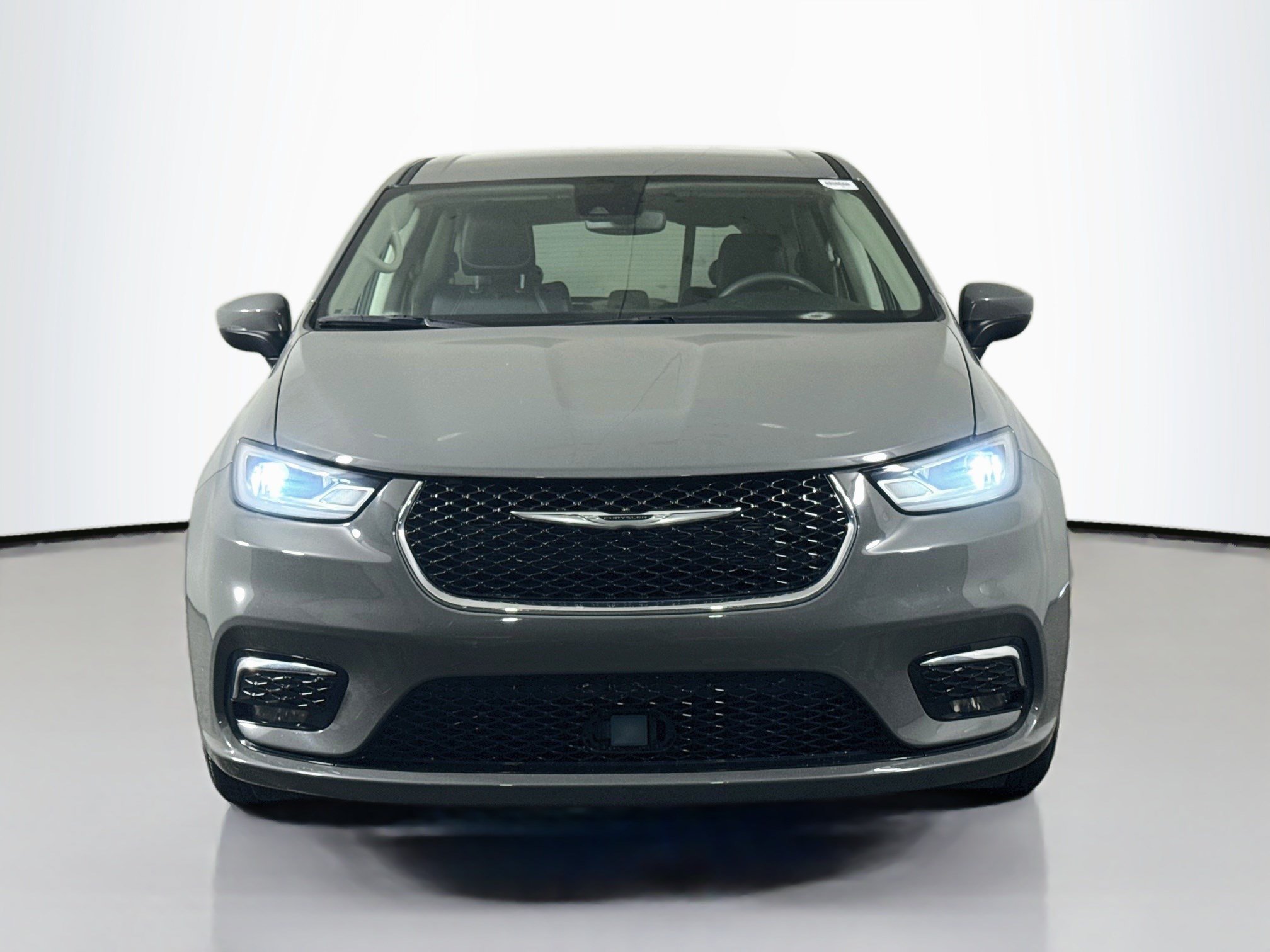 Used 2023 Chrysler Pacifica Touring-L FWD image 2