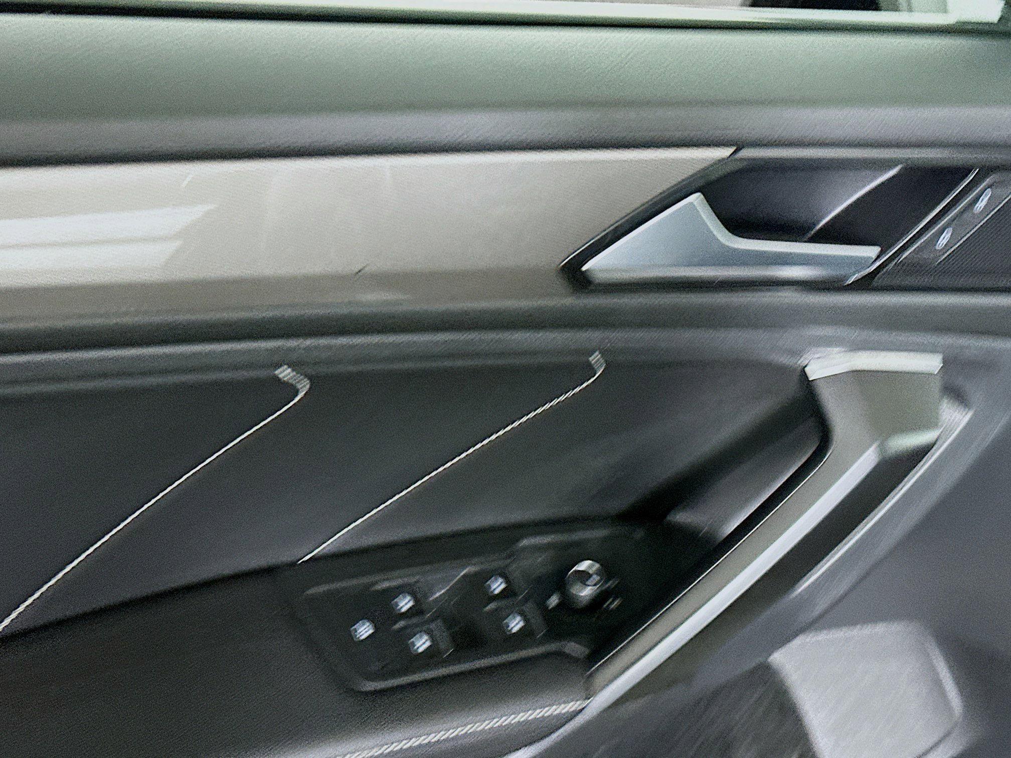 Used 2022 Volkswagen Tiguan SE w/ Panoramic Sunroof Package image 15