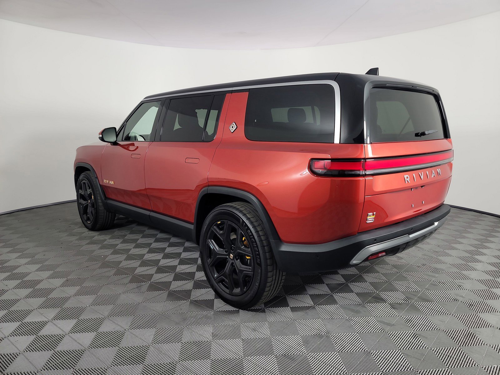Used 2024 Rivian R1S Adventure image 3