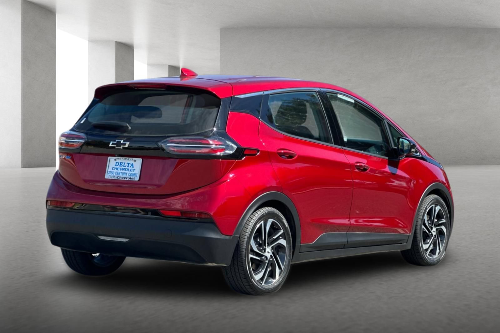 Used 2023 Chevrolet Bolt LT w/ Infotainment Package FWD image 4