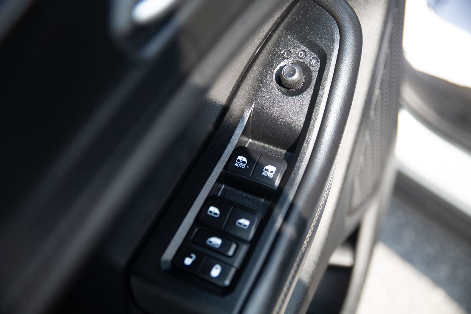 Used 2023 Jeep Grand Cherokee Laredo image 4