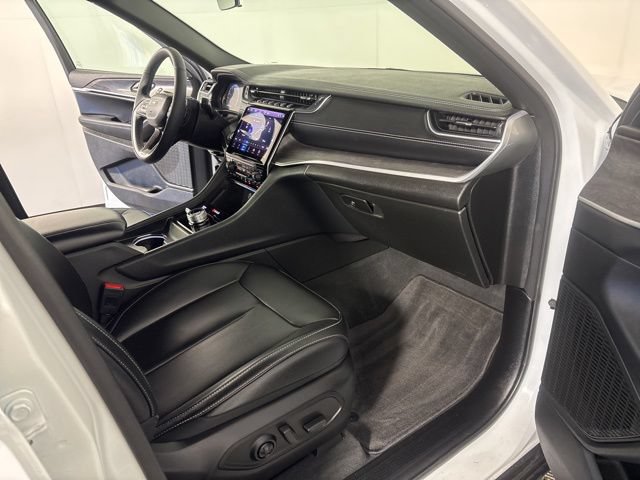 Used 2025 Jeep Grand Cherokee L Limited w/ Black Appearance Package AWD/4WD image 27