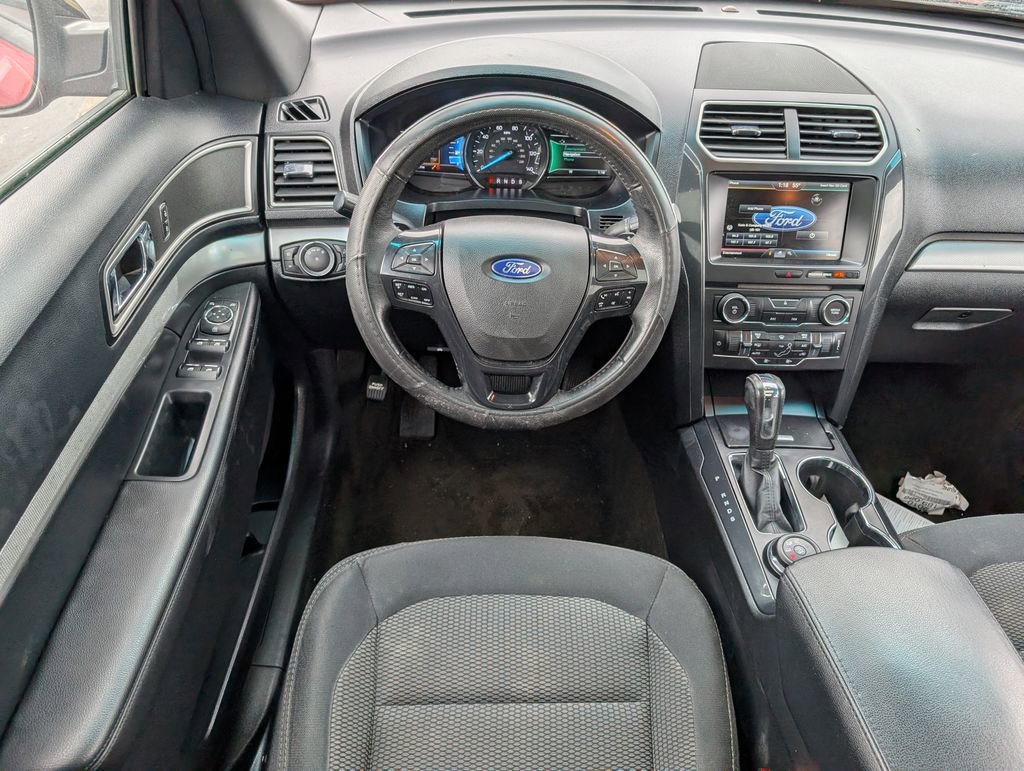 Used 2016 Ford Explorer XLT w/ Equipment Group 201A image 9