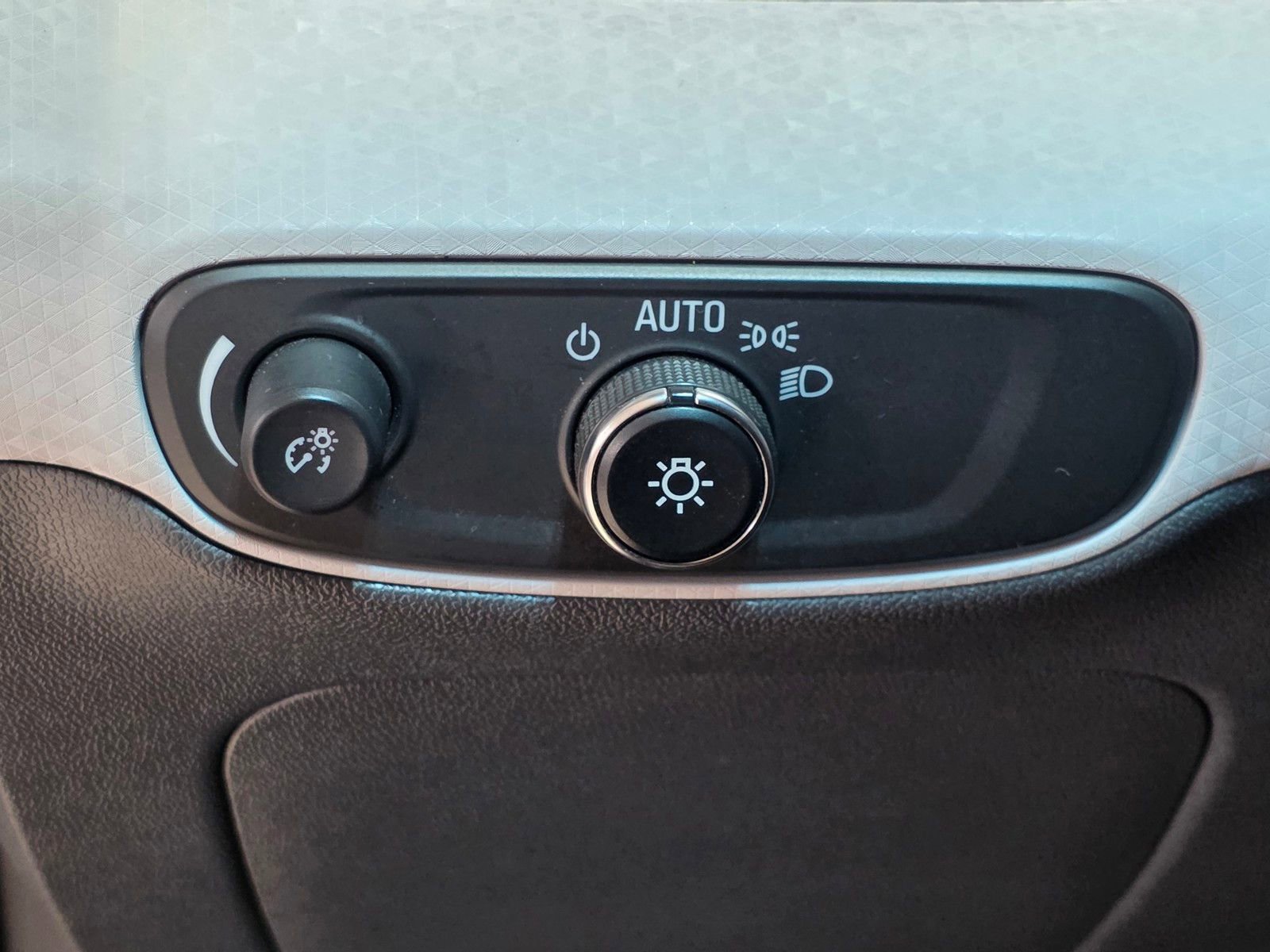 Used 2020 Chevrolet Bolt LT FWD image 33