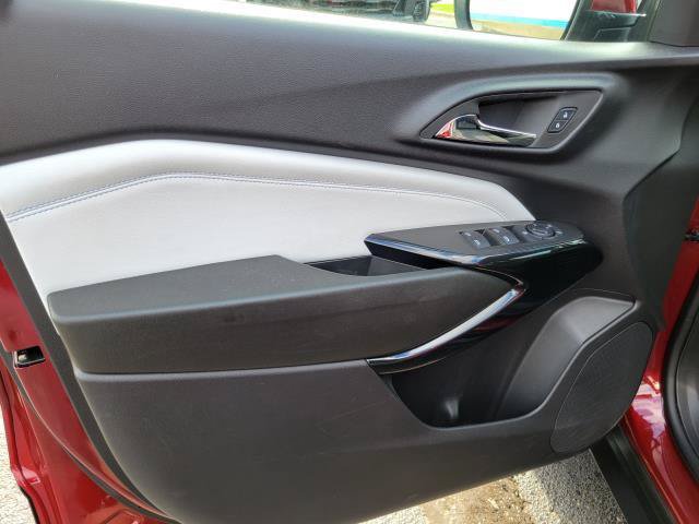 Used 2025 Chevrolet Trax LT FWD image 6