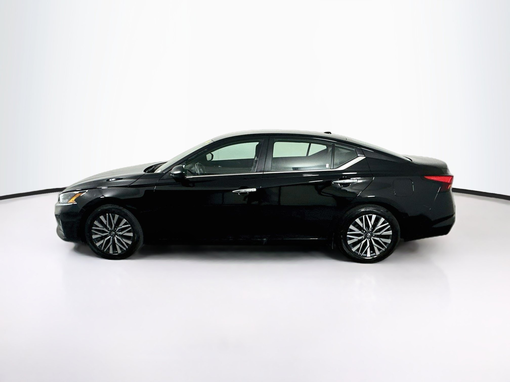 Used 2025 Nissan Altima 2.5 SV FWD image 4