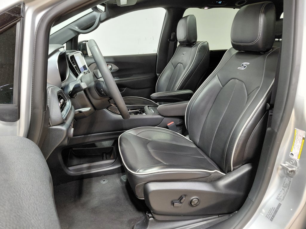 Certified 2026 Chrysler Pacifica Limited w/ S Appearance Package FWD image 22