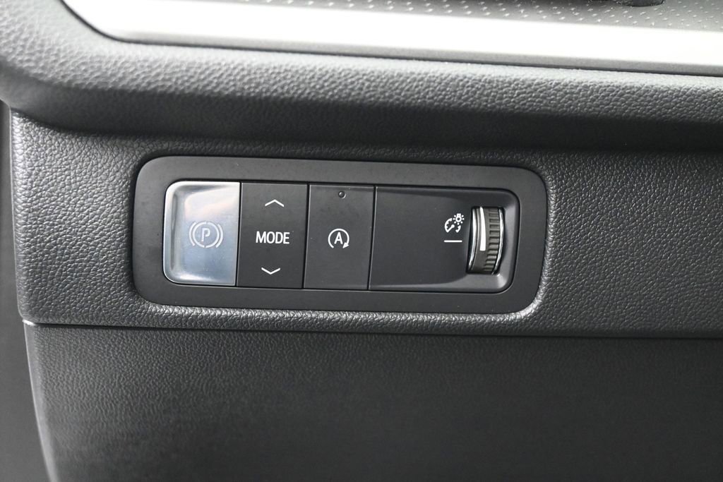 Used 2025 Chevrolet Traverse LT FWD image 17