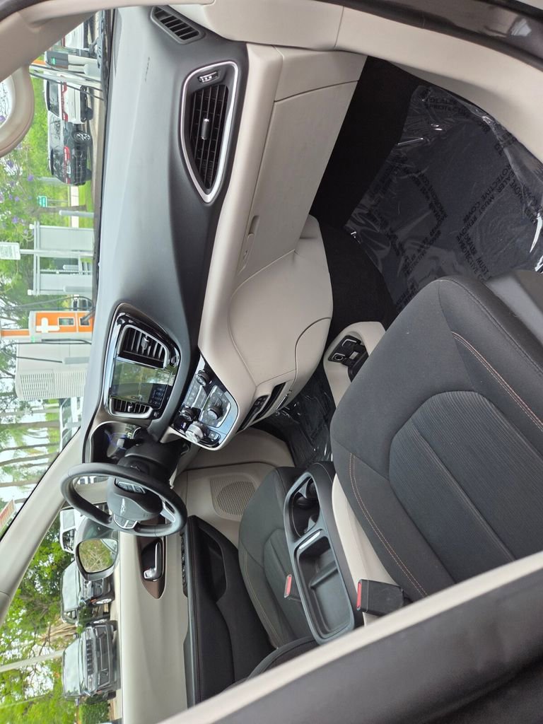 Used 2019 Chrysler Pacifica Touring Plus w/ Advanced Safetytec Group FWD image 9