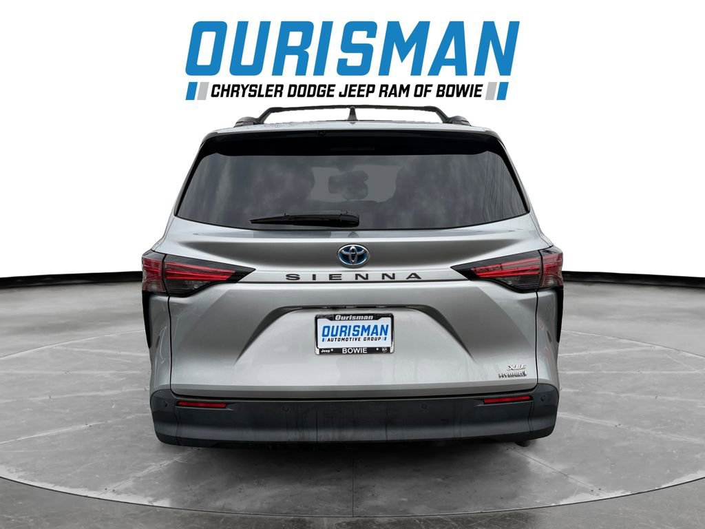 Used 2021 Toyota Sienna XLE image 5